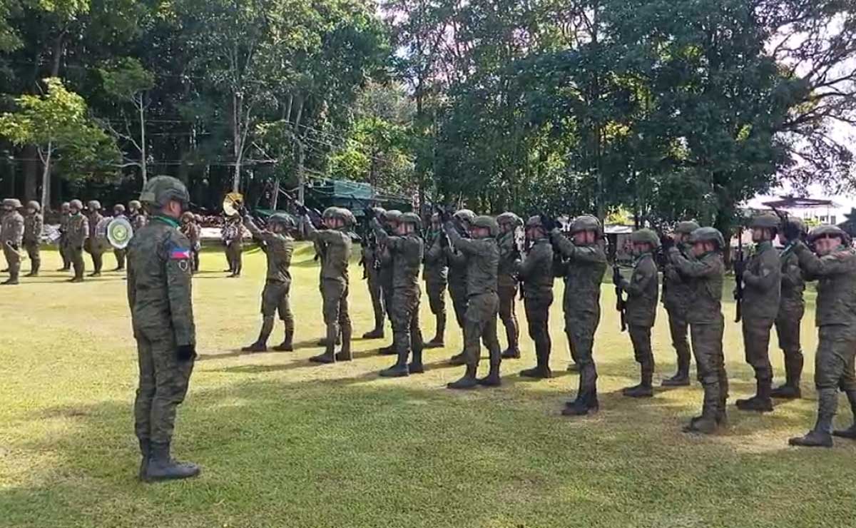 Army renders 21-gun salute for cops, soldiers slain during Marawi siege