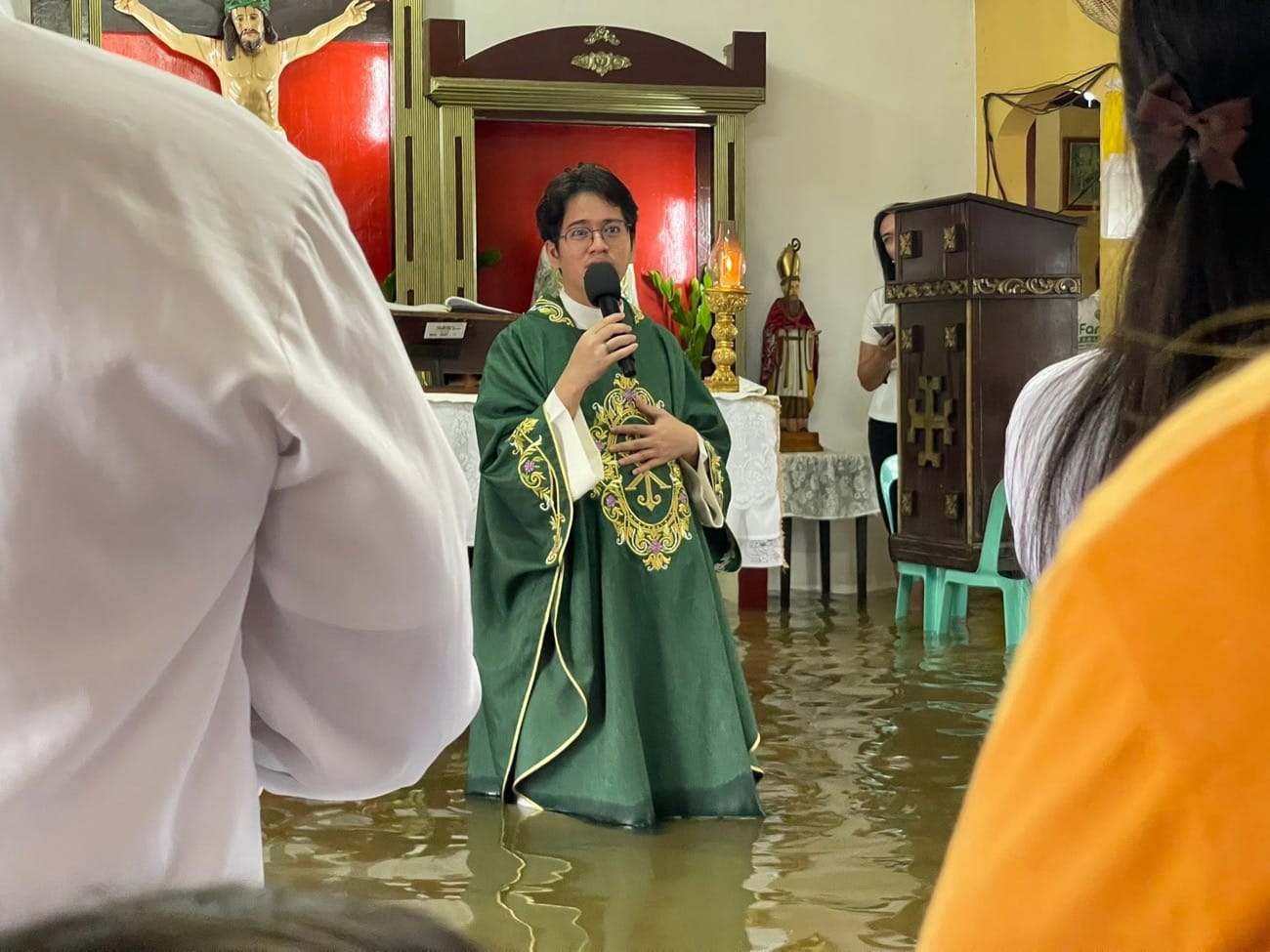Priest prays for change as he celebrates Mass in flooded Pampanga chapel