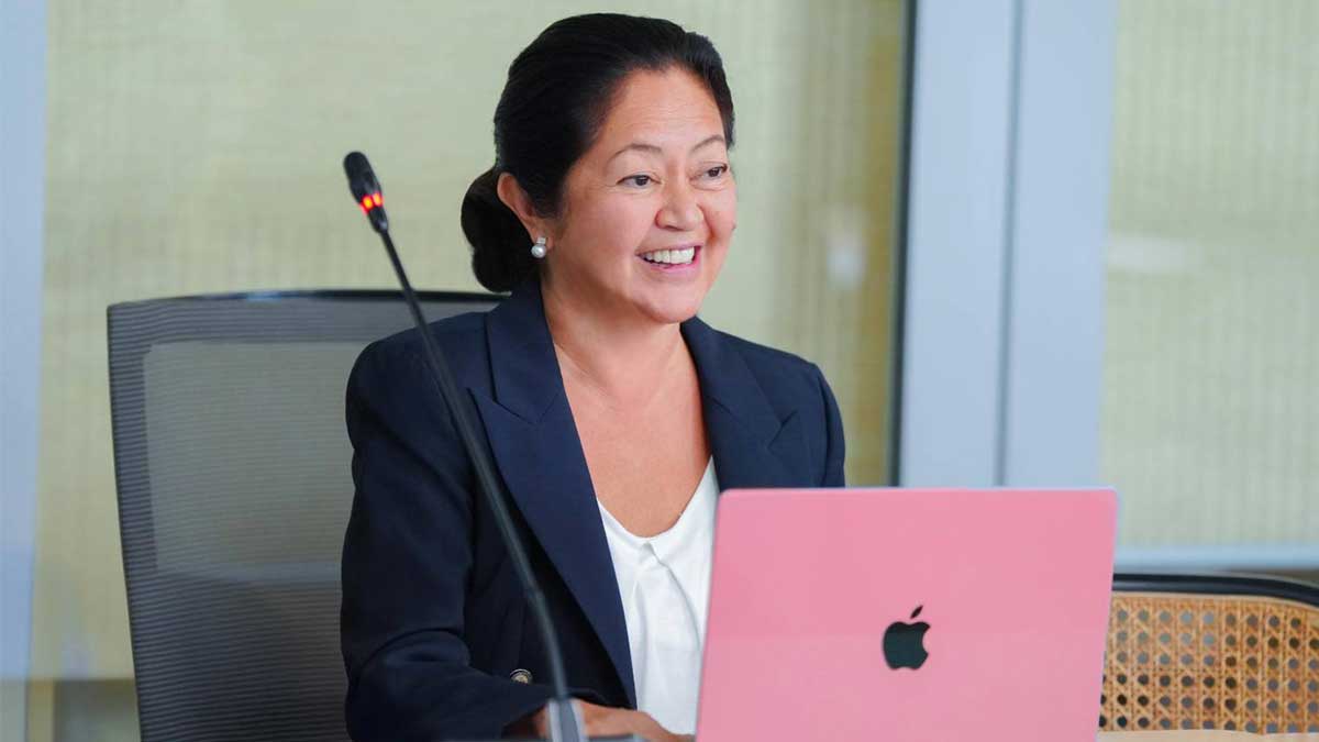 First lady hears sugar industry concerns on pest damage